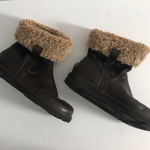 UGG Locarno Short Leather Boot - 9